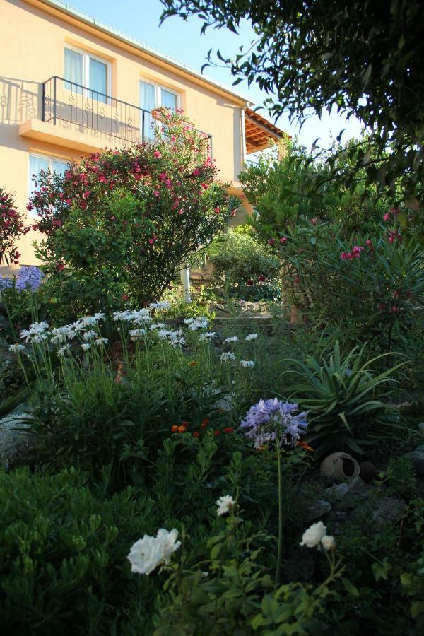 Apartments-Estate Under The Paintbrush Вис Экстерьер фото